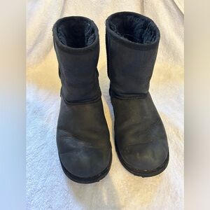 UGG Classic Short Youth Boots Size 5 Black, kids shoes